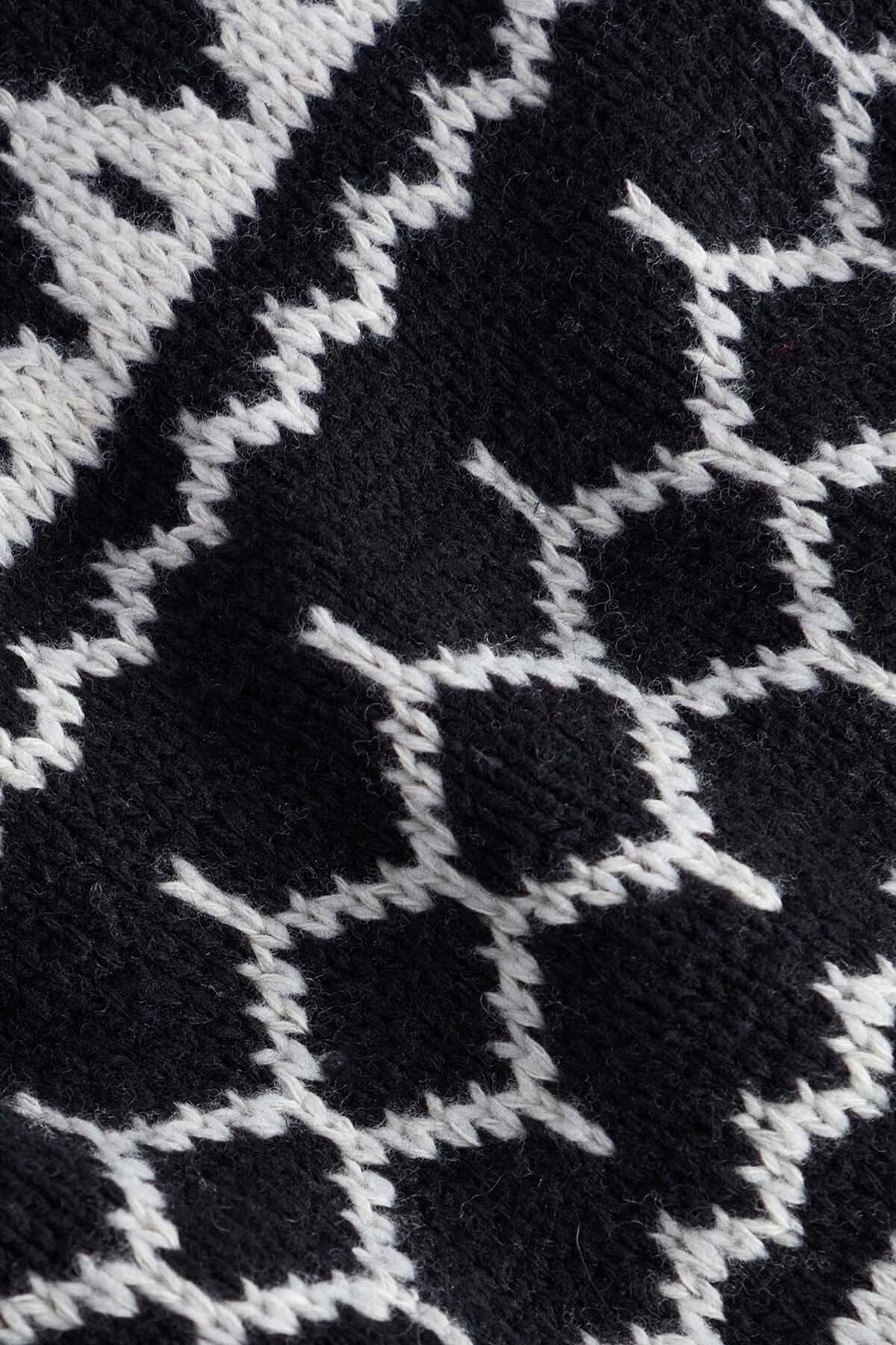 Pine Knitted Jumper - BLACK